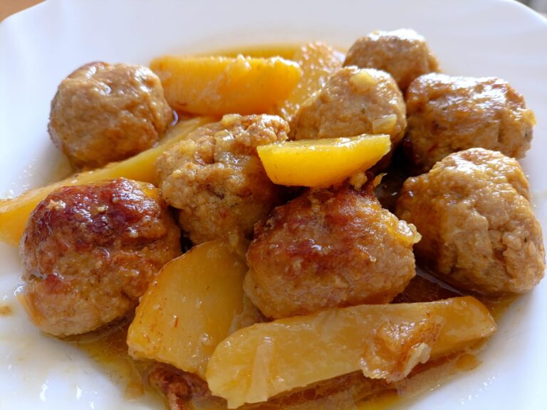 Albóndigas de pollo en salsa tiernas y jugosas